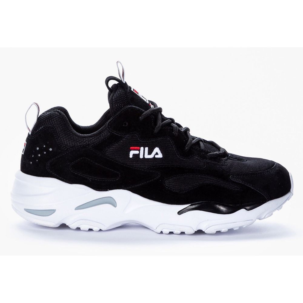 hombres con zapatillas fila